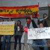 -오스트레일리아와 스페인에서 온 청년들도 “그리스 노동자 투쟁을 지지한다”, “혁명이 유일한 해법이다” 등의 구호를 쓴 팻말을 들고 집회에 참가했다. 