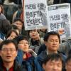 1%만을 위한 한미FTA 반대한다-28일 오후 서울 영등포구 여의도동 국민은행 앞에서 열린 한미FTA저지 결의대회에서 참가자들이 구호를 외치고 있다.