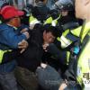 -28일 오후 서울 영등포구 여의도동 국민은행 앞에서 열린 한미FTA저지 결의대회 참가자를 경찰이 강제연행하고 있다.