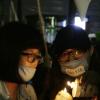 "촛불아 모여라"-5일 오후 서울 중구 대한문 앞에서 열린 ‘한미FTA저지 범국민 촛불문화제’에서 참가자들이 서로 촛불에 불을 붙이고 있다.