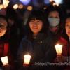 -24일 밤 서울 시청광장에서 열린 ‘한미FTA 날치기 무효! 이명박 퇴진! 한나라당 해체! 촛불문화제’에서 여고생들이 촛불을 들고 있다.