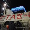 물대포도 한미FTA 반대-24일 밤 서울 시청광장에서 을지로 방향으로 행진을 시도하였으나 경찰이 가로막자 물대포에 FTA반대 손팻말을 붙였다.