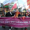 -‘코리아 국제 포럼’ 참가자들이 ‘(한국) 민중의 한미FTA 무효화 투쟁을 지지’한다는 배너를 들고 행진하고 있다.