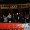-3일 저녁 서울 대한문 앞에 있는 시민들이 "명박퇴진! 비준무효!"를 외치며 가두행진을 하는 범국민대회 참가자들에게 박수를 보내고 있다.