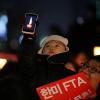 -3일 저녁 서울 종로구 예금보험공사 앞에서 열린 ‘한미FTA 무효 야5당-범국본 합동연설회 및 범국민 촛불대회’에서 한 아이가 스마트폰 촛불을 들고 있다.