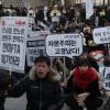 -10일 오후 대한문에서 열린  ‘Occupy Seoul 2차 국제 공동행동’에서 참가자들이 구호를 외치고 있다.