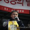 -10일 오후 대한문에서 열린 ‘Occupy Seoul 2차 국제 공동행동’에서 김정우 금속노조 쌍용차지부 지부장이 발언을 하고 있다.