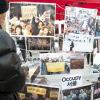 "저항은 끝나지 않았다"-10일 오후 대한문에서 열린 ‘Occupy Seoul 2차 국제 공동행동’에서 세계적으로 계속되고 있는 OCCUPY 투쟁에 대한 사진을 보고 있다.