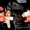 -크리스마스 이브인 24일 저녁 서울 종로1가 보신각 앞에서 열린 ‘NO FTA, 가카헌정 캐롤송 경연대회’에서 참가자들이 함께 노래를 부르고 있다.