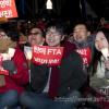 -크리스마스 이브인 24일 저녁 서울 종로1가 보신각 앞에서 열린 ‘NO FTA, 가카헌정 캐롤송 경연대회’에서 참가자들이 밝은 표정으로 구호를 외치고 있다.