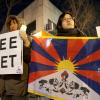 "FREE TIBET"-8일 오후 서울 종로구 인사동 북인사마당에서 티베트의 독립과 자유를 지지하는 한국인 모임 ‘랑쩬’ 주최로 열린 ‘중국의 티베트 유혈진압에 항의하는 연대 집회’에서 참가자들이 촛불을 들고 있다.