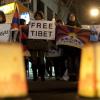 -8일 오후 서울 종로구 인사동 북인사마당에서 티베트의 독립과 자유를 지지하는 한국인 모임 ‘랑쩬’ 주최로 열린 ‘중국의 티베트 유혈진압에 항의하는 연대 집회’에서 참가자들이 촛불을 들고 있다.