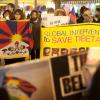 -8일 오후 서울 종로구 인사동 북인사마당에서 티베트의 독립과 자유를 지지하는 한국인 모임 ‘랑쩬’ 주최로 열린 ‘중국의 티베트 유혈진압에 항의하는 연대 집회’에서 참가자들이 촛불을 들고 있다.