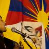 "티베트를 티베트인들에게 돌려달라!"- ‘중국의 티베트 유혈진압에 항의하는 연대 집회’에서 한 티베트인이 노래 공연을 하고 있다.