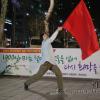 "다시 희망을 노래하자"-쌍용차 정리해고 파업 투쟁 1천 일이 된 15일 오후 서울 역삼동 쌍용차 서울사무소 앞에서 열린 문화제에서 희생자들의 넋을 위로하는 공연을 하고 있다.