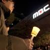 "촛불이 빛나는 밤에"-21일 오후 여의도 MBC 사옥 앞에서 열린 문화제에서 참가자들이 촛불을 들고 MBC 파업을 지지하고 있다.