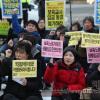 -25일 오후 보신각에서 열린 ‘전국보육노동자 노동조건개선을 위한 문화제’에서 참가자들이 구호를 외치고 있다.