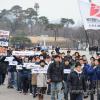-‘방송3사 공동파업 집회’에 참석하기 위해 MBC, KBS, YTN 노동자들이 여의도 문화마당으로 행진해서 들어오고 있다.