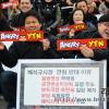"ANGRY YTN"-8일 오후 서울 여의도 문화마당에서 열린 ‘방송3사 공동파업 집회’에서 YTN 노동자들이 구호를 외치고 있다.