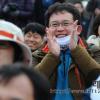 -8일 오후 서울 여의도 문화마당에서 열린 ‘방송3사 공동 파업 집회’에서 노동자들이 박수를 치고 있다.