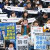 -MBC, KBS에 이어 YTN 노조가 파업에 동참한 8일 오후 서울 영등포구 여의도공원 문화마당에서 방송3사 공동 파업 집회가 열리고 있다.
