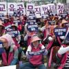 -22일 오후 서울역 광장에서 열린 ‘호봉제 쟁취! 교육공무직법 제정! 전국학교비정규직노동조합 총궐기대회’에서 노동자들이 구호를 외치고 있다.
