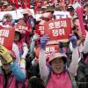 -22일 오후 서울역 광장에서 열린 ‘호봉제 쟁취! 교육공무직법 제정! 전국학교비정규직노동조합 총궐기대회’에서 노동자들이 구호를 외치고 있다.