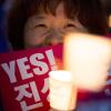 -6월 28일 오후 서울 종로구 동화면세점 앞에서 열린 ‘국정원 선거 개입 규탄’ 촛불 집회에서 참가자들이 촛불을 들고 진실규명을 촉구하고 있다.