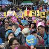 -10월 19일 오후 서울 독립공원에서 열린 "참교육 한길로 당당하게" 전교조 탄압 분쇄 전국교사결의대회에서 참가자들이 구호를 외치고 있다.