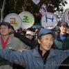 -10월 19일 오후 서울 독립공원에서 열린 "참교육 한길로 당당하게" 전교조 탄압 분쇄 전국교사결의대회에서 참가자들이 서로 어깨를 걸고 있다.