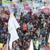 -10월 19일 오후 서울 독립공원에서 열린 "참교육 한길로 당당하게" 전교조 탄압 분쇄 전국교사결의대회를 마친 참가자들이 서울광장으로 가두행진을 하고 있다.