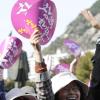 -10월 19일 오후 서울 독립공원에서 열린 "참교육 한길로 당당하게" 전교조 탄압 분쇄 전국교사결의대회에서 참가자들이 구호를 외치고 있다.