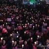 -10월 26일 오후 서울역 광장에서 ‘국가정보원 정치공작 대선개입 시민사회시국회의’ 주최로 열린 ‘국정원 정치 공작 규탄 제17차 범국민촛불대회’에서 참가자들이 촛불을 들고 있다.