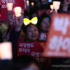-10월 26일 오후 서울역 광장에서 ‘국가정보원 정치공작 대선개입 시민사회시국회의’ 주최로 열린 ‘국정원 정치 공작 규탄 제17차 범국민촛불대회’에서 참가자들이 촛불을 들고 있다.
