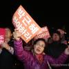 -10월 26일 오후 서울역 광장에서 ‘국가정보원 정치공작 대선개입 시민사회시국회의’ 주최로 열린 ‘국정원 정치 공작 규탄 제17차 범국민촛불대회’에서 참가자들이 구호를 외치고 있다.