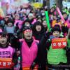 -2차 파업에 돌입한 학교비정규직 노동자들이 29일 오후 서울 광화문 교육부 앞에서 열린 학교비정규직노동자 파업대회에서 구호를 외치고 있다.