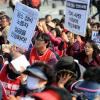 학생들도 지지합니다. -3일 오후 고려대학교 중앙광장에서 열린 서울지역 대학 청소·경비·주차 노동자 들의 총파업 투쟁 총력결의대회에서 학생들이 이들의 투쟁을 지지하며 구호를 외치고 있다. 