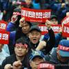 -3월 29일 오후 서울역 광장에서 열린 ‘차량과 번호판 피해자 증언대회’에서 화물 노동자들이 구호를 외치고 있다.