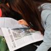 -4월 10일 오후 여의도 국민은행 앞에서 열린 ‘국민철도·국민건강 지킴이’ 발대식에서 한 노동자가 <노동자 연대> 신문을 읽고 있다.