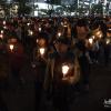 -국민촛불행동을 마친 참가자들이 안산 중앙역까지 촛불을 들고 "잊지 않겠습니다", "아이들을 살려내라", "박근혜는 퇴진하라"는 구호를 외치며 가두행진을 하고 있다.
