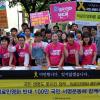-5월 14일 오후 서울 명동 예술극장 앞에서 진행된  ‘의료 민영화 저지 1백만 서명 운동’을 마친 참가자들이 인증샷을 찍고 있다. 