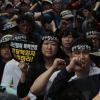 -5월 24일 오후 서울 경찰청 앞에서 열린 ‘염호석 열사 정신계승 경찰규탄 금속노조 규탄대회’에서 반올림 이종란 활동가가 삼성전자서비스지회 노동자들과 함께 구호를 외치고 있다.