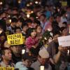 -5월 24일 오후 서울 청계광장에서 열린 ‘세월호 참사 2차 범국민촛불행동’을 마친 참가자들이 가두행진을 하며 "박근혜 퇴진"을 외치고 있다. 