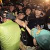 -분노한 참가자들이 종로 거리에서 "박근혜 퇴진"을 외치자 경찰이 이들을 폭력적으로 연행하고 있다.