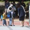 -코로나19 확진자 수가 늘어나고 있는 가운데 5월 27일 오전 서울 성북구 월곡초등학교 학생이 등교하기전 아빠와 동생에게 손을 흔드며 헤아지고 있다. 