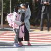 -코로나19 확진자 수가 늘어나고 있는 가운데 5월 27일 오전 서울 성북구 월곡초등학교에서 엄마가 학생을 학교에 보내며 이야기를 하고 있다.