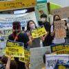 -노동자연대 청년학생그룹 박혜신 활동가가 신촌 거리에서 진행한 하이트진로 투쟁 연대 캠페인 소식을 전하고 있다. 
