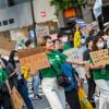 -9.24 기후정의행진 참가자들이 “기후재난, 이대로 살 수 없다”고 외치며 서울 도심을 행진하고 있다.