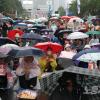 -5월 27일 오후 종일 비가 내리는 궂은 날씨에도 열린 윤석열 퇴진 집회에서 참가자들이 구호를 외치고 있다.