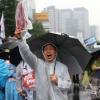 -5월 27일 오후 종일 비가 내리는 궂은 날씨에도 열린 윤석열 퇴진 집회에서 참가자들이 구호를 외치고 있다.